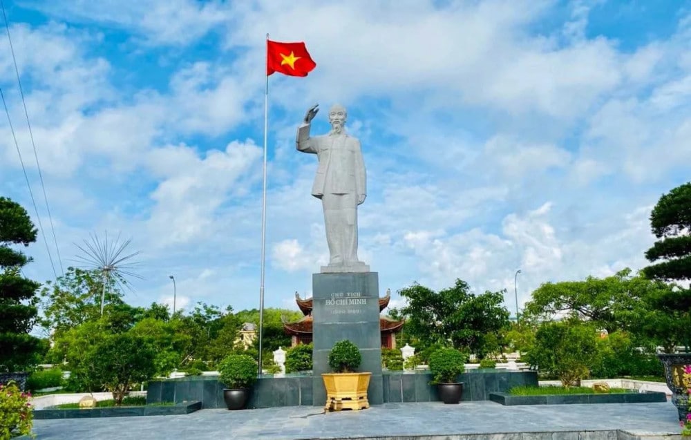 Surrounded by pine trees and sea breeze, this peaceful landmark reflects the deep gratitude and love the islanders hold for Vietnam’s beloved leader